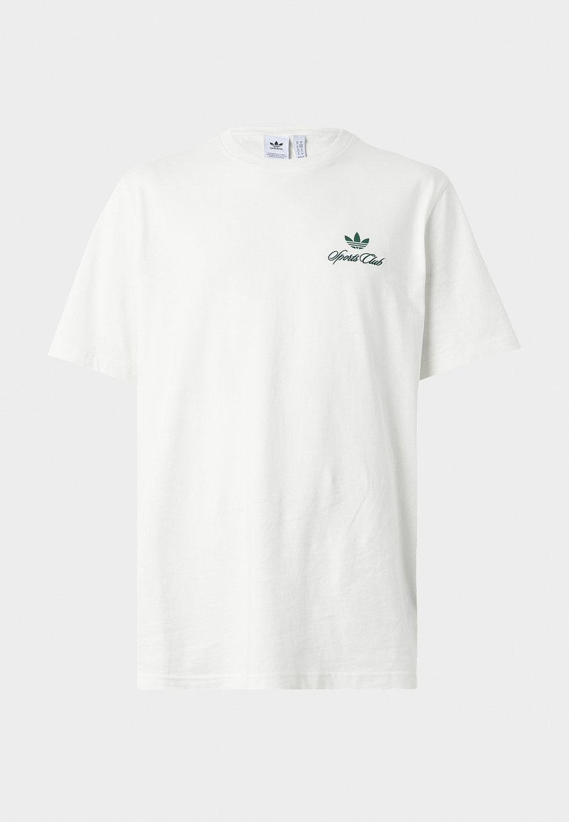Weißes kurzärmeliges T-Shirt mit grünem Adidas-Logo und dem Text "Sports Club" auf der linken Brust, dargestellt auf einem schlichten hellen Hintergrund.