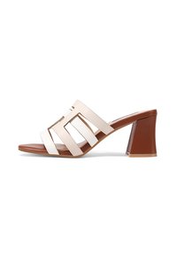 Sandali con tacco a blocco da donna realizzati in materiale sintetico beige e bianco, con tre cinturini orizzontali e un tacco marrone testurizzato.