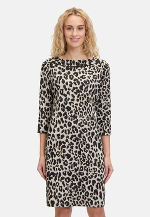 Abito con stampa leopardata e maniche a ¾, scollatura tonda e texture in tessuto morbido nei colori beige e nero, taglio al ginocchio, design semplice.