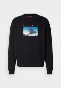 Sweat-shirt noir à manches longues avec un graphique bleu représentant une murmuration d'oiseaux et le mot "HUGO" au-dessus de l'image sur la poitrine.