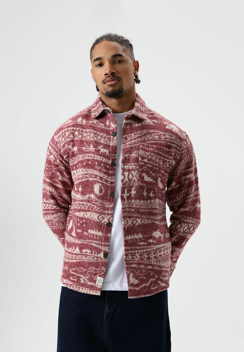 Rood-wit geruit overhemdjack van zachte stof, met een knoopsluiting aan de voorkant, een borstzak en lange mouwen.