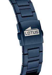 Montre-bracelet en métal avec une finition bleu foncé, présentant une texture brossée et des maillons carrés. Affiche un logo argenté "LOTUS" sur le fermoir.