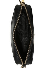Borsa in pelle nera con chiusura a zip e hardware dorato. L'interno presenta una fodera in tessuto a motivo. Design sottile, adatta per oggetti piccoli.