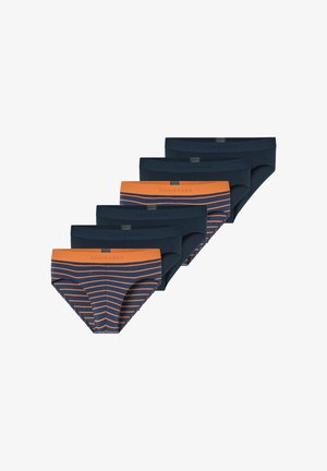 Fem par herretrusser i mørkeblå og med orange striber, med elastiske taljebånd med mærket "Schiesser".