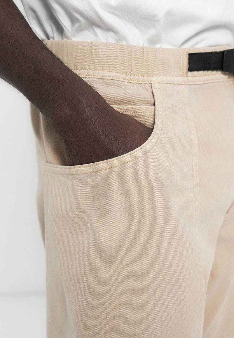 Tommy Jeans JAIMIE PANELLED TWILL RELAXED TROUSERS - Kalhoty - gulf sand