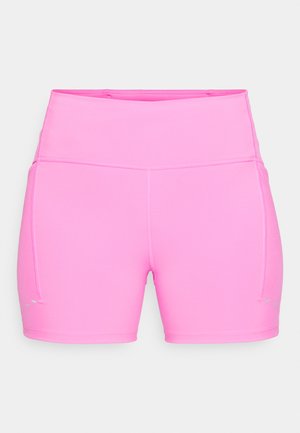 Jasnoróżowe, wysokie szorty sportowe z płaskimi szwami i małymi odblaskowymi detalami blisko dolnej krawędzi na obu nogawkach.