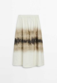 En knælang nederdel med elastisk talje, prydet med et gradueret brunt og creme farvet tie-dye mønster, lavet af blødt, letvægts stof.