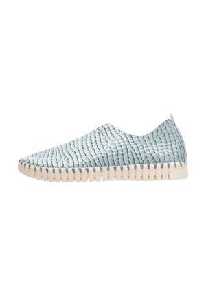 Zapato ligero de lona azul claro, con una superficie texturizada, que cuenta con una suela de goma beige y un diseño minimalista.