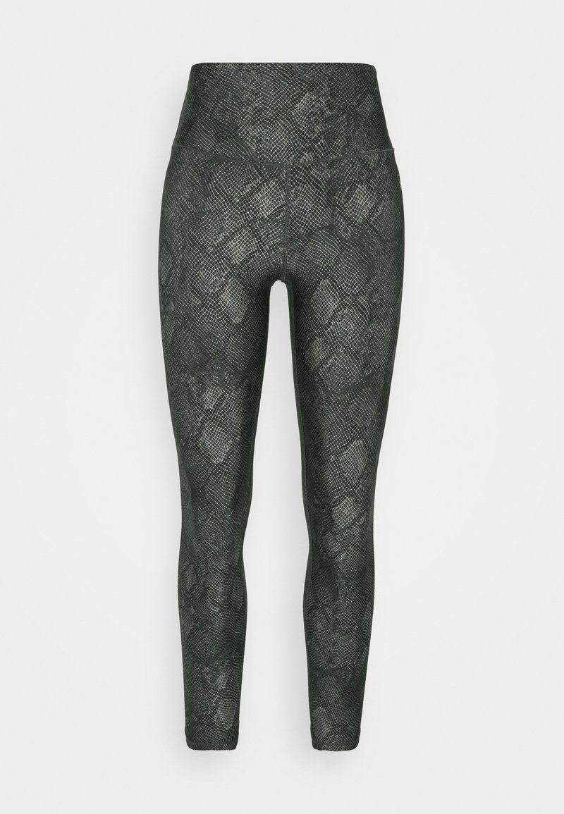 Höga leggings i ett mörkgrönt ormskinnsmönster. Slät textur med en figursydd siluett, ingen synlig hårdvara eller detaljer.