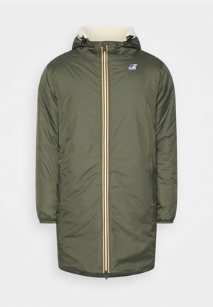 Langer olivgrüner Wintermantel mit Kapuze und vorderem Reißverschluss, der gelbe, weiße und marineblaue Streifen sowie ein kleines Logo auf der Brust aufweist.