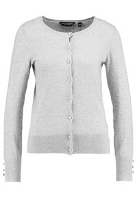 Grå cardigan i mjukt stickat tyg, med rund halsringning, knäppning fram och ribbade muddar med knappdetaljer.
