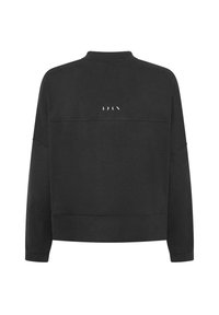 Must have sweatshirt kõrge krae, langevate õlgadega ja kontrastse logo detailiga ülemisel seljal. Pehme tekstuur, vabalt langev lõige.