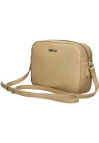 Borsa a tracolla in sintetico beige con forma rettangolare, chiusura superiore con zip, tracolla regolabile e un logo sul davanti.
