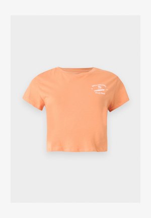 T-shirt court de couleur pêche avec manches courtes, col rond et logo blanc "Billabong Surf Club" sur le haut gauche de la poitrine.