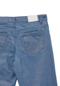 Jeans in denim blu con finitura testurizzata, dotati di due tasche posteriori, un'etichetta bianca in vita e cuciture a contrasto.