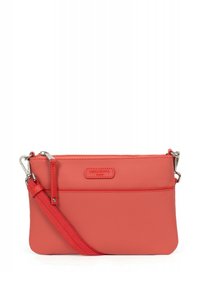 Borsa a tracolla corallo con tessuto texturizzato, chiusura con zip, tracolla regolabile e tasca frontale con patch in pelle marchiata.