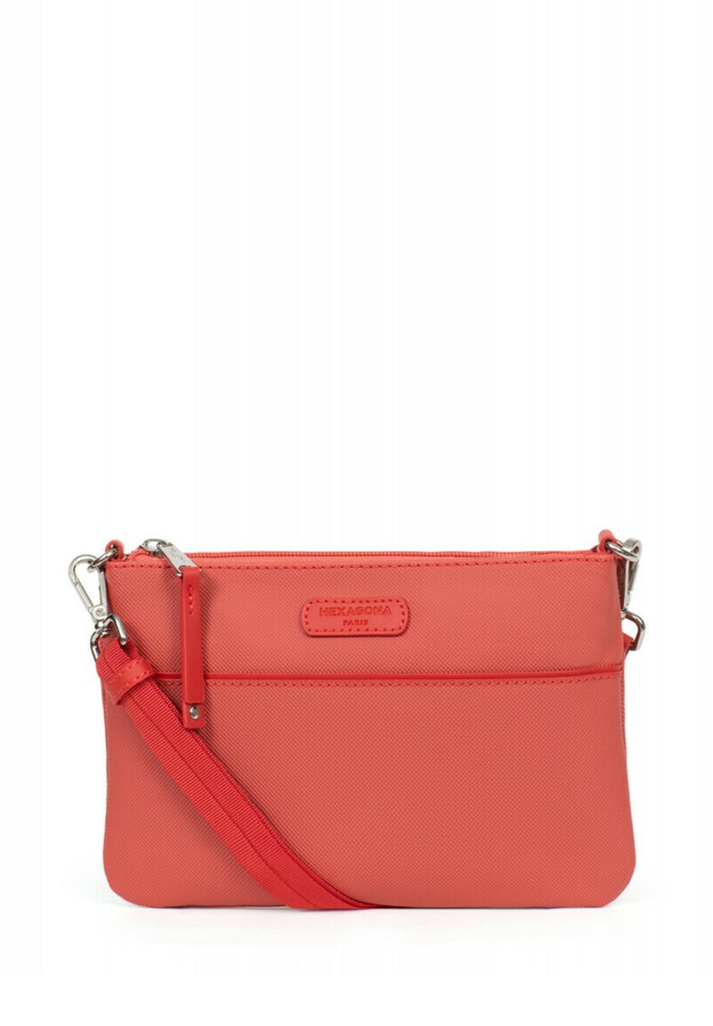 Borsa a tracolla corallo con tessuto texturizzato, chiusura con zip, tracolla regolabile e tasca frontale con patch in pelle marchiata.
