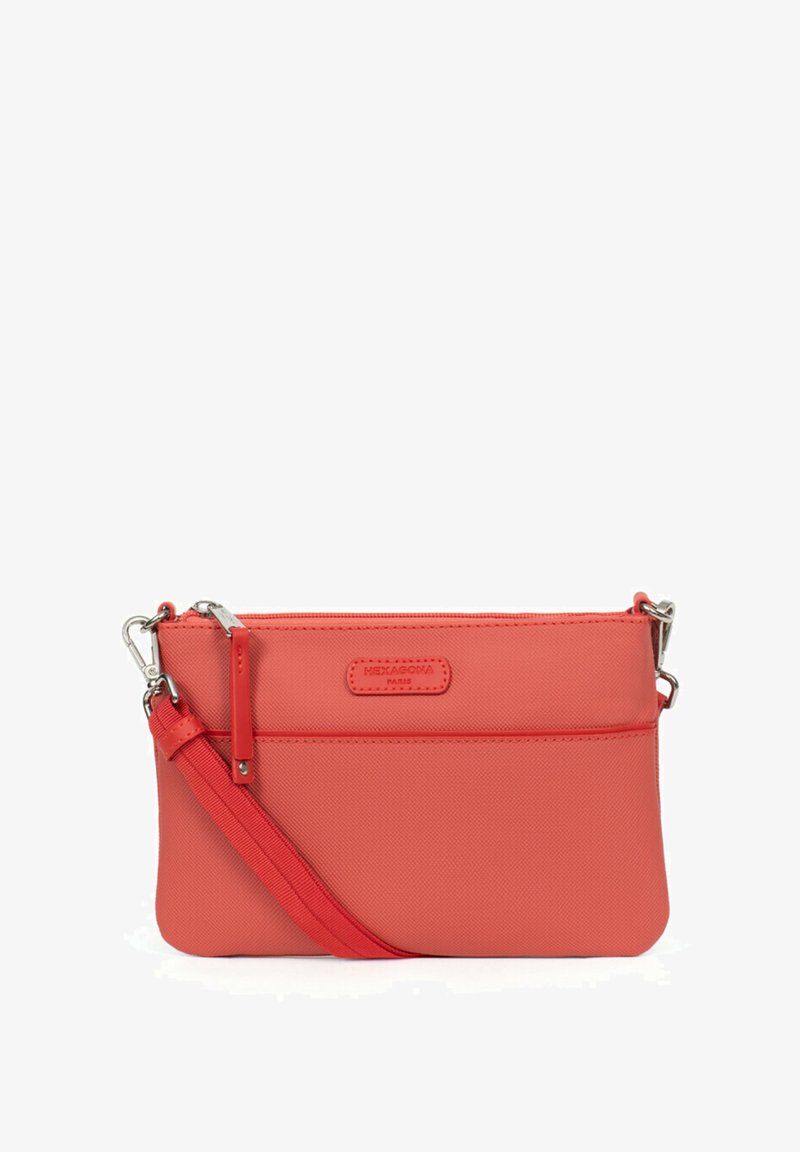 Borsa a tracolla corallo con tessuto texturizzato, chiusura con zip, tracolla regolabile e tasca frontale con patch in pelle marchiata.