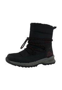 Botín aislante negro con un diseño acolchado, detalles en rojo, cierre de cordones y una suela de goma gris texturizada para agarre y durabilidad.