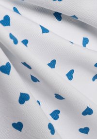 Baumwollstoff mit einem weißen Hintergrund, der mit kleinen blauen Herzmustern versehen ist. Der Stoff hat eine glatte Textur und einen leichten Glanz.