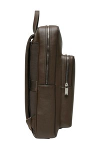 Briefcase in pelle marrone con molteplici scomparti con cerniera, una superficie texturizzata e una tasca laterale caratterizzata da dettagli metallici e cuciture.