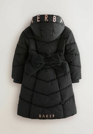 Schwarze Pufferjacke mit Kapuze, ausgestattet mit einer großen Schleife auf der Taille, vertikal gestepptem Muster und dem "BAKER"-Logo in Hellpink auf dem Rücken.