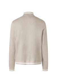 Maglione beige a maniche lunghe con colletto alto e strisce bianche sul colletto, sui polsini e sull'orlo, mostrato da dietro.