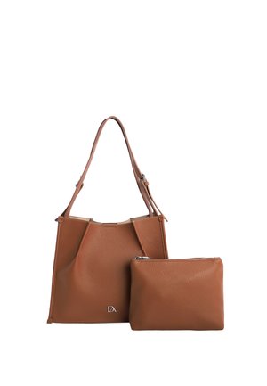 Bolso tote de cuero marrón texturizado con correa ajustable para el hombro y bolsillo a juego con cremallera, detalle del logo en el frente.