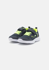 Chaussures de sport bleu foncé avec des lacets et des accents vert fluo, dotées d'une sangle Velcro et d'une semelle en caoutchouc blanc flexible. Tige en mesh texturé.
