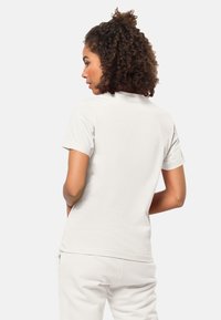 Weißes T-Shirt mit kurzen Ärmeln und rundem Ausschnitt, aus weichem Baumwollstoff gefertigt, mit einem schlichten Rückansicht und entspannter Passform.