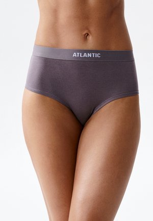 Kobieta nosząca szare majtki z wysokim stanem z logo "ATLANTIC" na gumce, pokazana od talii do górnej części ud na białym tle.