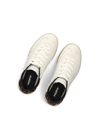 Sneakers bianchi in pelle con accenti beige, dotati di fodera con stampa leopardata e suole nere con il marchio "HOFF". Design con lacci.