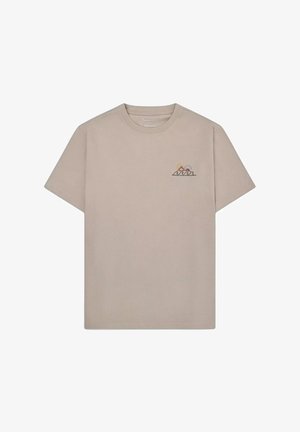 Camiseta beige de manga corta con un pequeño gráfico de tres picos de montaña y rayos de sol en el lado izquierdo del pecho.