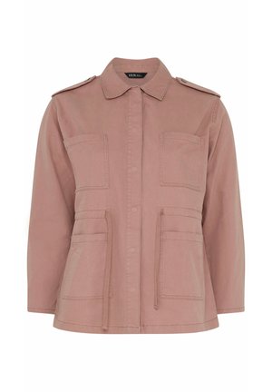 Mauve arbejdejakke med knaplukning foran, fire påsyede lommer, skulderklapper, krave og justerbare taljebånd.