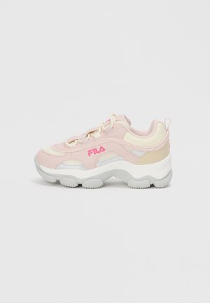 Rosa und cremefarbene Sneaker mit strukturiertem Obermaterial, silbernen Akzenten und einer dickeren weißen Sohle mit gerilltem Grip-Muster. Fila-Logo in Pink.