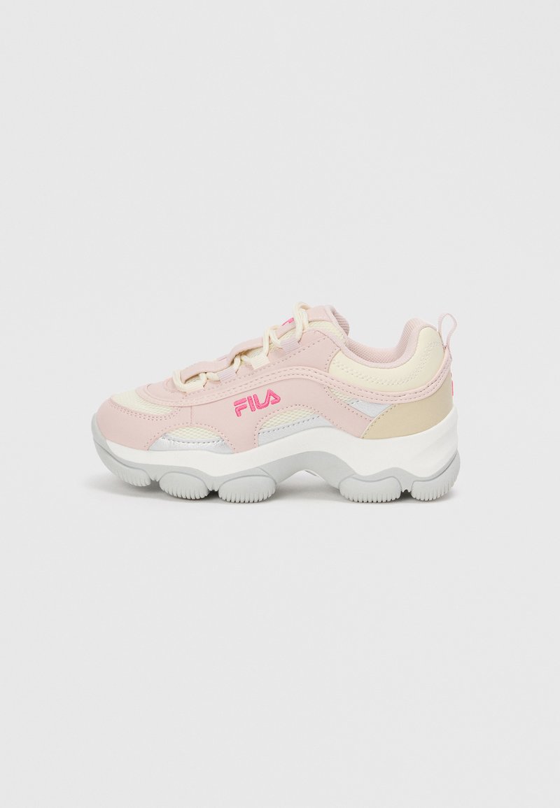 Sneaker rosa e crema con una parte superiore testurizzata, accenti argento e una spessa suola bianca con un motivo di grip a bordo. Logo Fila in rosa.