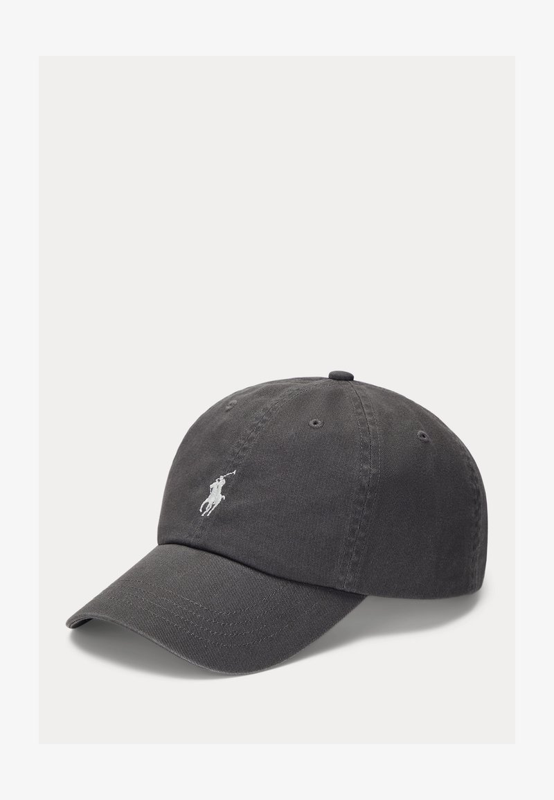 Temno siva baseball kapa z ukrivljenim ščitnikom in majhnim belim vezenim logotipom igralca polo na sprednjem panelu.