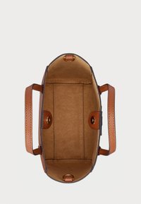 Tan-värinen nahkalaukku, jonka sisäosa on sileä ja jossa on jaoteltuja lokeroita samt pronssinvärisiä yksityiskohtia. Ylhäältä otettu kuva näyttää avaran, jäsennellyn muotoilun.