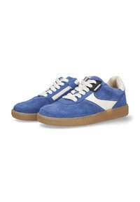 Blauwe suède sneakers met witte accenten, veter-sluiting en een bruine rubberen zool. Bevat details van stiksels en een zwart etiket aan de zijkant.