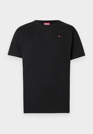 Mustast Dieselist ümar kaelusega T-särk lühikeste varrukatega, vasakul rinnal väike punane ja valge logo ning kaela siseküljel punane silt.