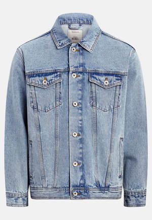 Svijetlo plava traper jakna s gumbima naprijed, dva džepa na prsima s preklopom i gumbima, bočni džepovi i klasični ovratnik.