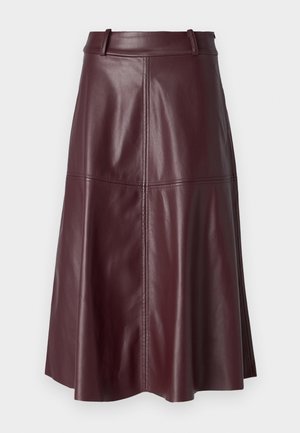 Jupe en cuir bourgogne en forme A avec une texture lisse, des coutures visibles et une taille. Mi-longue, avec une forme évasée et un ourlet légèrement arrondi.