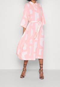 Monki Košilové šaty - light pink