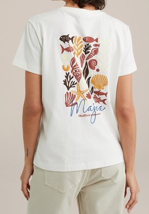 Biała koszulka z kolorowym wzorem morskiego życia Morza Śródziemnego, na którym znajdują się ryby, muszle, rozgwiazdy i wodorosty na plecach, noszona przez osobę.