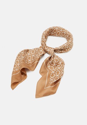 Brauner Seidenschal mit weißem, wiederholtem "CK"-Logo-Muster, locker geknotet vor einem einfarbigen weißen Hintergrund.