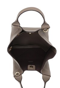 Sac fourre-tout en cuir gris avec un dessus ouvert, doté d'une poche intérieure zippée et d'une texture lisse. Accents en matériel doré et doubles poignées.