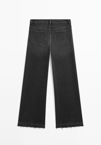 Jeans neri a gamba larga con orlo sfrangiato, dotati di due tasche posteriori e un classico design a cinque tasche, realizzati in tessuto di denim.