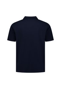 Marineblauw polo-shirt met korte mouwen en een geribbelde kraag, gezien van achteren op een witte achtergrond.
