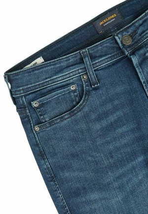 Blaue Jeans aus Denim mit vorderer Münztasche, Gürtelschlaufen, Metallnieten, Knopfverschluss und Jack & Jones-Label am Bund.