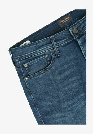 Blauwe denim jeans met een voorvakje voor munten, riemlussen, metalen klinknagels, knoopsluiting en een Jack & Jones merklabel op de tailleband.
